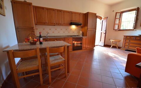 Agriturismo Il Gattero: Zimmer, Möbel, Eigentum, Gebäude, Fussboden, Interior Design, Cabinetry, Haus, Hartholz, Küche