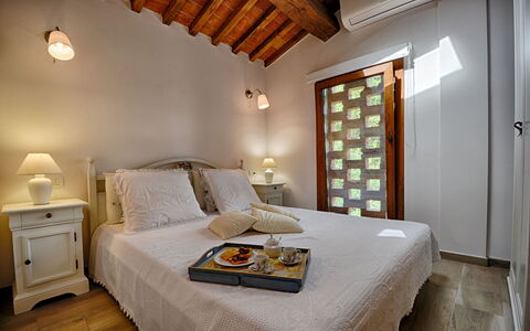 Il Fienile Di Giovanna: Schlafzimmer, Zimmer, Möbel, Bett, Eigentum, Interior Design, Decke, Bettrahmen, Bettdecke, Wand