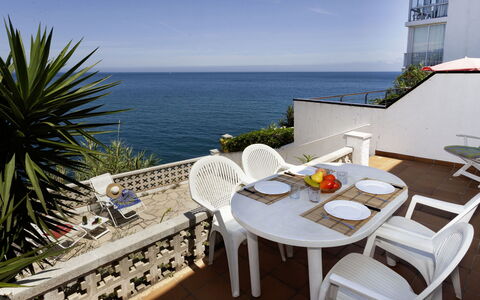 Nicolas: Himmel, Wasser, Tabelle, Gebäude, Möbel, Eigentum, Stuhl, Strandresort, Azurblau, Gartenmöbel