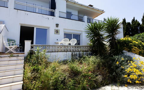 Nicolas: Pflanze, Eigentum, Himmel, Fenster, Gebäude, Vegetation, Grundstueck, Wohngebiet, Wand, Gras