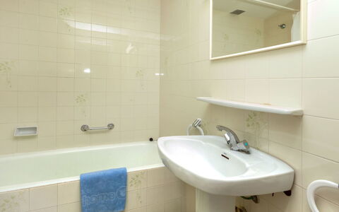 Nicolas: Zapfhahn, Spiegel, Armatur, Sinken, Bad Sink, Eigentum, Badewanne, Badezimmer, Interior Design