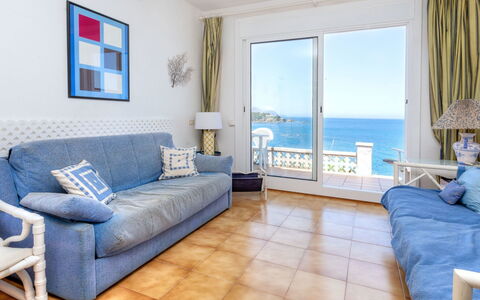 Nicolas: Möbel, Couch, Blau, Azurblau, Gebäude, Komfort, Fenster, Holz, Interior Design, Vorhang