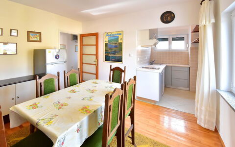 Nera: Zimmer, Eigentum, Möbel, Interior Design, Gebäude, Gelb, Fussboden, Haus, Grundeigentum, Zuhause