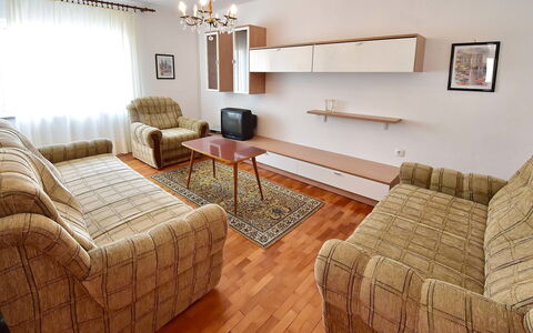 Nera: Möbel, Zimmer, Wohnzimmer, Eigentum, Interior Design, Fussboden, Holzboden, Tabelle, Couch, Gebäude