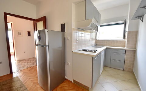 Nera: Zimmer, Eigentum, Fussboden, Major Appliance, Gebäude, Kühlschrank, Haus, Möbel, Daylighting, Küche