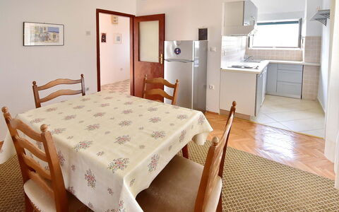 Nera: Zimmer, Möbel, Schlafzimmer, Bett, Eigentum, Bettrahmen, Fussboden, Bettdecke, Interior Design, Tabelle