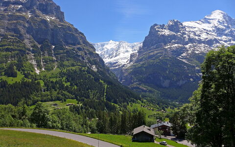 Chalet im Klusi: Himmel, Berg, Pflanze, Wolke, Ökoregion, Natur, Grün, Natürliche Landschaft, Baum, Hochland