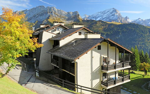 Les Petites Maraîches 132 389: Bergforms, Berg, Gebirge, Eigentum, Bergdorf, Haus, Alpen, Zuhause, Natürliche Landschaft, Grundeigentum