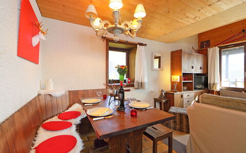Les Petites Maraîches 132 389: Zimmer, Eigentum, Interior Design, Gebäude, Möbel, Decke, Tabelle, Esszimmer, Fussboden, Haus