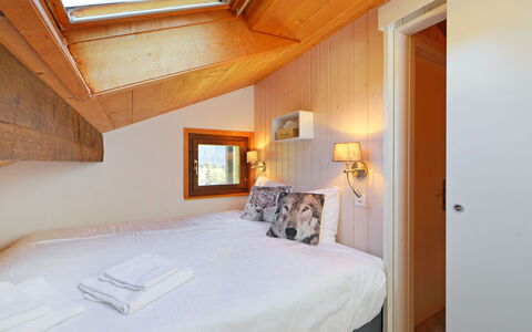 Les Petites Maraîches 132 389: Schlafzimmer, Zimmer, Bett, Möbel, Eigentum, Decke, Interior Design, Bettrahmen, Bettdecke, Wand