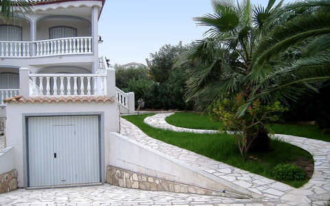 Escorpion: Eigentum, Zuhause, Haus, Grundeigentum, Auffahrt, Gebäude, Baum, Villa, Estate, Wohngebiet