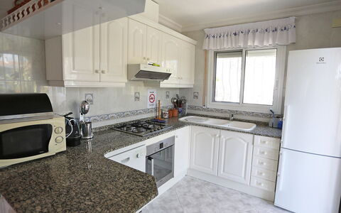 Escorpion: Countertop, Eigentum, Zimmer, Weiss, Cabinetry, Küche, Möbel, Interior Design, Gebäude, Fussboden