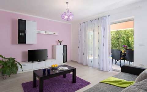 Ana: Wohnzimmer, Zimmer, Interior Design, Möbel, Lila, Eigentum, Violett, Gebäude, Decke, Kaffetisch
