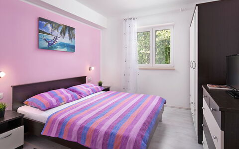 Ana: Schlafzimmer, Bett, Bettdecke, Möbel, Zimmer, Bedding, Eigentum, Lila, Bettrahmen, Matratze