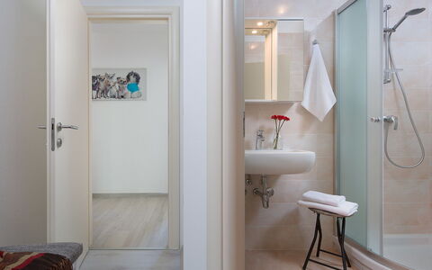 Ana: Badezimmer, Zimmer, Eigentum, Fussboden, Interior Design, Gebäude, Armatur, Tür, Haus, Die Architektur