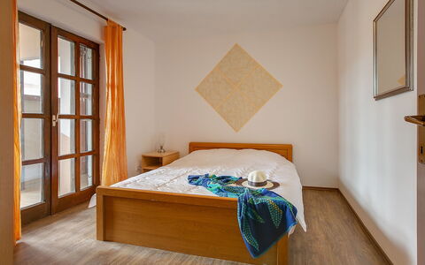 Ivković: Bett, Zimmer, Schlafzimmer, Möbel, Eigentum, Interior Design, Fussboden, Wand, Decke, Bettdecke