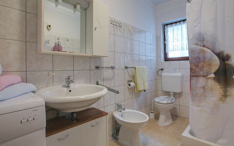 Ivković: Badezimmer, Eigentum, Zimmer, Interior Design, Badezimmerschrank, Grundeigentum, Sinken, Fussboden, Gebäude, Armatur