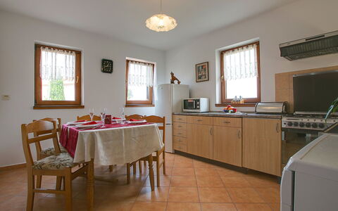 Ivković: Zimmer, Eigentum, Möbel, Fussboden, Gebäude, Küche, Interior Design, Decke, Haus, Hartholz