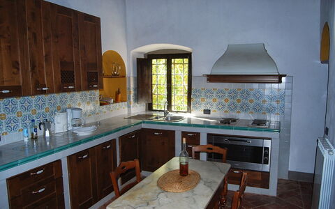 Villa Sieve: Countertop, Zimmer, Küche, Möbel, Cabinetry, Eigentum, Gebäude, Interior Design, Herd, Haus