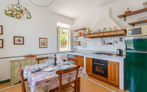 Villa Mastiano: Eigentum, Zimmer, Küche, Gebäude, Möbel, Grundeigentum, Haus, Interior Design, Fussboden, Cabinetry