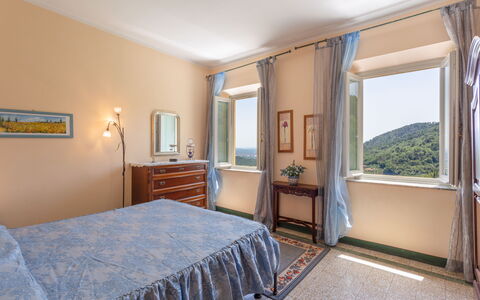 Villa Mastiano: Schlafzimmer, Zimmer, Eigentum, Bett, Möbel, Gebäude, Grundeigentum, Bettdecke, Decke, Interior Design