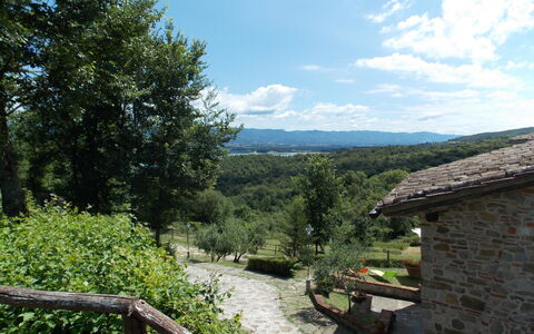 Villa Latera: Eigentum, Wildnis, Himmel, Berg, Baum, Haus, Landschaft, Hütte, Ländliches Gebiet, Urlaub
