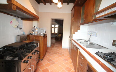 Villa Latera: Eigentum, Zimmer, Gebäude, Küche, Countertop, Haus, Möbel, Fussboden, Grundeigentum, Zuhause