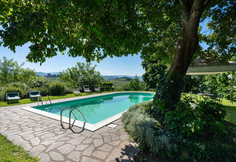 La Forra: Wasser, Pflanze, Schwimmbad, Himmel, Azurblau, Baum, Schatten, Gartenmöbel, Haus, Freizeit