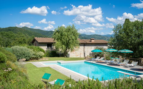 Podere Schignano: Pflanze, Wolke, Wasser, Himmel, Möbel, Gebäude, Schwimmbad, Grün, Baum, Die Architektur