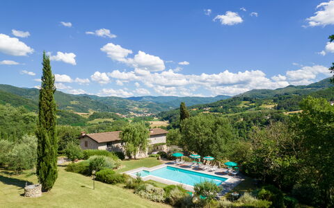 Podere Schignano: Wolke, Himmel, Pflanze, Gebäude, Pflanzengemeinschaft, Wasser, Natur, Natürliche Landschaft, Azurblau, Baum