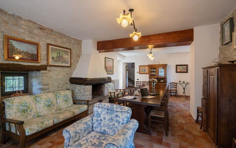 Podere Schignano: Bilderrahmen, Tabelle, Eigentum, Couch, Möbel, Azurblau, Holz, Wohnzimmer, Interior Design, Stuhl