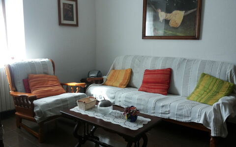 Appartamento Porretta Terme: Möbel, Zimmer, Wohnzimmer, Eigentum, Couch, Interior Design, Tabelle, Wand, Fussboden, Haus