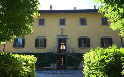 Villa Paola: Eigentum, Haus, Gebäude, Zuhause, Grundeigentum, Die Architektur, Baum, Fassade, Estate, Nachbarschaft
