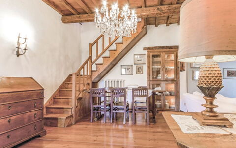 La Casetta: Zimmer, Eigentum, Interior Design, Decke, Treppe, Möbel, Gebäude, Holzboden, Leuchter, Beleuchtung