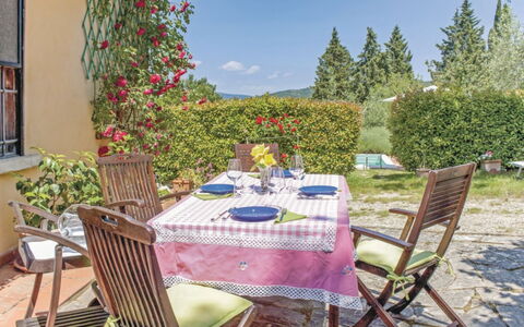 La Casetta: Eigentum, Tischdecke, Tabelle, Möbel, Tisch Im Freien, Terrasse, Grundeigentum, Haus, Zimmer, Hütte