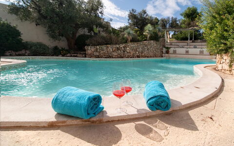 Salento Luxury Retreat: Wasser, Pflanze, Himmel, Schwimmbad, Wolke, Blau, Azurblau, Baum, Freizeit, Aqua