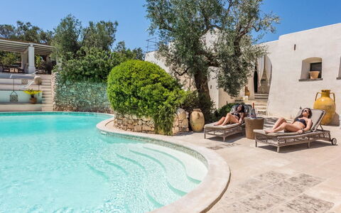 Salento Luxury Retreat: Wasser, Himmel, Pflanze, Azurblau, Schwimmbad, Gartenmöbel, Baum, Freizeit, Grundeigentum, Landschaft