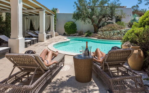 Salento Luxury Retreat: Wasser, Pflanze, Schwimmbad, Azurblau, Himmel, Gartenmöbel, Interior Design, Freizeit, Baum, Wohngebiet