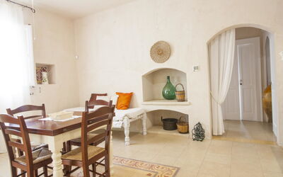 Apartment 3: Möbel, Gebäude, Stuhl, Tabelle, Holz, Flooring, Fussboden, Tür, Wohnzimmer, Haus