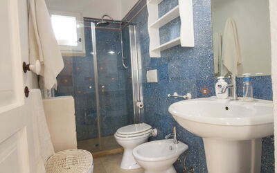 Studio: Armatur, Eigentum, Zapfhahn, Sinken, Bad Sink, Toilleten Sitz, Toilette, Lila, Badezimmer, Blau
