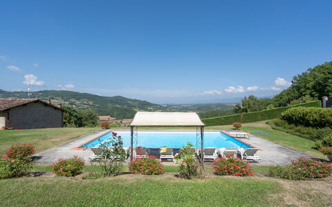 Villa La Terrazza: Natürliche Landschaft, Schwimmbad, Eigentum, Wasservorräte, Himmel, Haus, Bergstation, Gras, Urlaub, Grundstueck