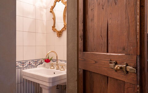 Villa La Terrazza: Badezimmer, Zimmer, Eigentum, Zapfhahn, Fliese, Wand, Interior Design, Fussboden, Armatur, Haus