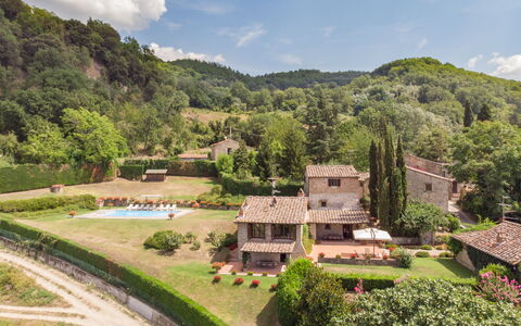 Villa La Terrazza: Bergdorf, Natürliche Landschaft, Eigentum, Dorf, Ländliches Gebiet, Estate, Bergstation, Berg, Haus, Landschaft