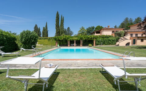 Villa Santa Maria: Schwimmbad, Eigentum, Gras, Grundeigentum, Haus, Estate, Gebäude, Wohngebiet, Freizeit, Villa