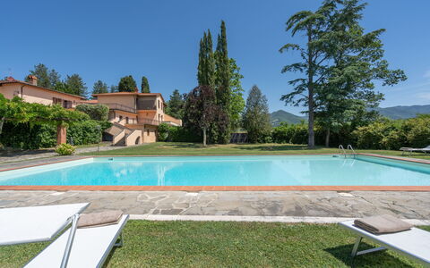 Villa Santa Maria: Schwimmbad, Eigentum, Haus, Grundeigentum, Zuhause, Wohngebiet, Estate, Gebäude, Gras, Hinterhof