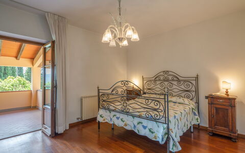 Villa Santa Maria: Schlafzimmer, Bett, Möbel, Zimmer, Eigentum, Bettrahmen, Fussboden, Decke, Bettdecke, Interior Design
