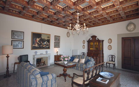 Villa Del Conte: Eigentum, Zimmer, Decke, Gebäude, Interior Design, Möbel, Grundeigentum, Haus, Zuhause, Wohnzimmer