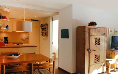 Disentis 100: Zimmer, Möbel, Eigentum, Interior Design, Gebäude, Kühlschrank, Haus, Fussboden, Die Architektur, Decke