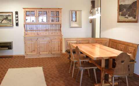 Disentis 100: Zimmer, Möbel, Eigentum, Fussboden, Esszimmer, Tabelle, Gebäude, Interior Design, Holzboden, Haus