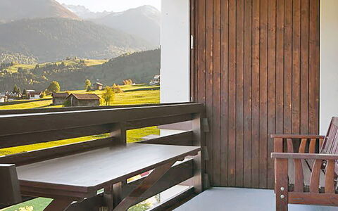 Disentis 100: Zimmer, Eigentum, Möbel, Gelb, Balkon, Interior Design, Wand, Gebäude, Haus, Die Architektur